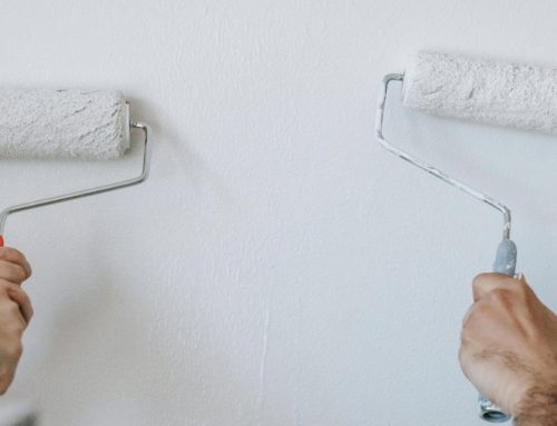 Jak muszą być wykończone ściany do montażu sufitu napinanego?